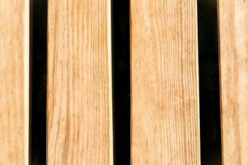 Textura de madera de una banca al natural, vertical, vista superior, líneas de luz y sombra