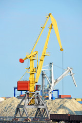 Port cargo crane