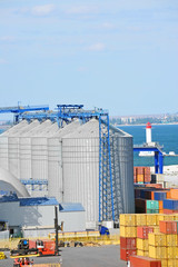 Obraz premium Port grain dryer and container