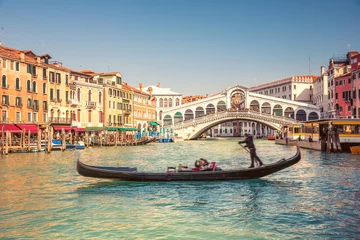 Fototapete Rialtobrücke Gondel in der Nähe der Rialtobrücke in Venedig, Italien
