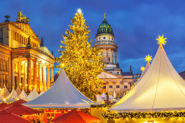 Obraz premium Christmas market, French church and konzerthaus in Berlin, Germany