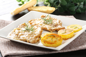 Scaloppina with rosemary with baked potatoes