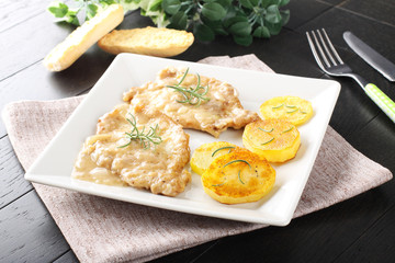 Scaloppina with rosemary with baked potatoes