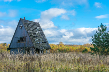 Obraz premium The old house standing alone in a field.