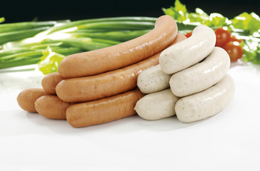 Grill-mettwurst mit Deko auf weiss Hintergrund