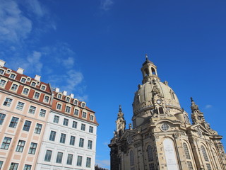 Fototapeta na wymiar Rekonstruierte Altstadt Dresden: Frauenkirche und Fassaden am Neumarkt