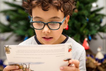 Bembino che legge la lettera di Babbo Natale 