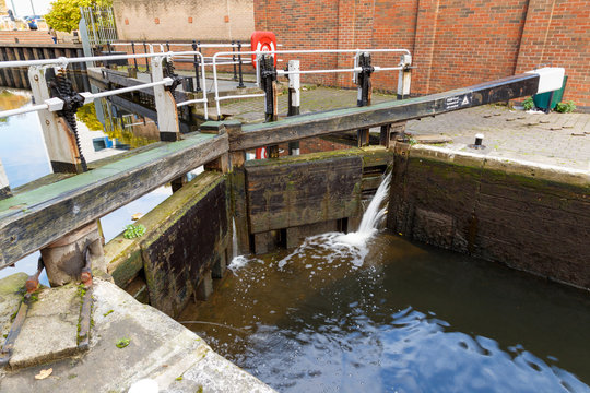 Nottingham canal lock in operation.