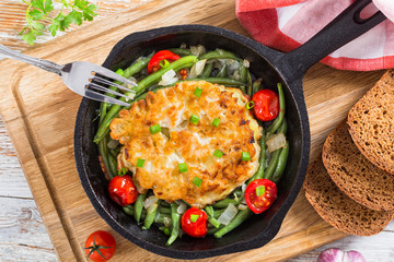  Chicken onion Fritters with stewed green beans, close-up