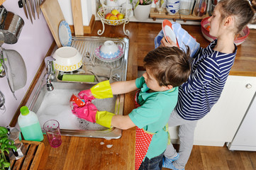 Geschwister helfen mit abwaschen im Haushalt