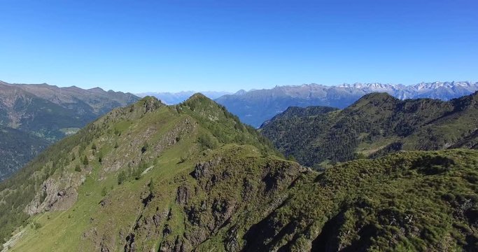 Veduta aerea su creste di montagna - Sorvolo con drone