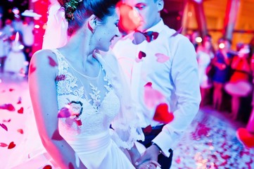 Wedding dance in restaurant with varioius lights and smoke