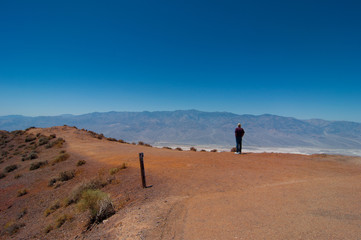 Mann mit Hut blickt in die Weiten des Death Valley