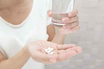 サプリメントを飲む女性