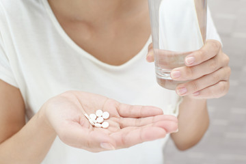 薬を飲む女性