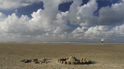 Sandburg am Strand