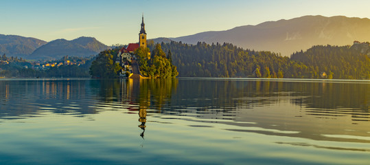 Kościół na wyspie,jezioro Bled na tle Alp Karawanek - obrazy, fototapety, plakaty