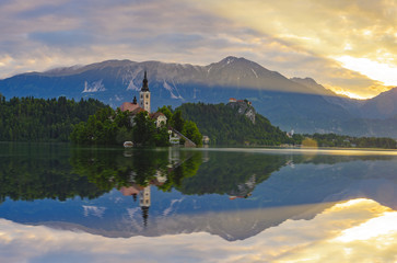 Kościół na wyspie,jezioro Bled na tle Alp Karawanek