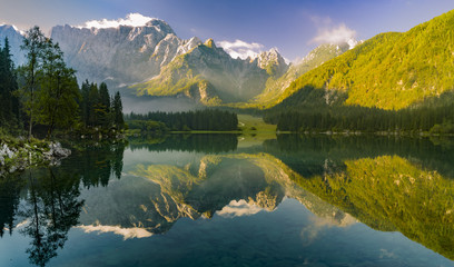 Jezioro alpejskie o poranku - obrazy, fototapety, plakaty