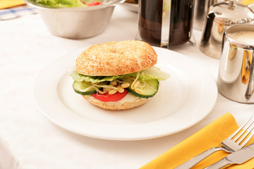 Bagel auf dem Teller