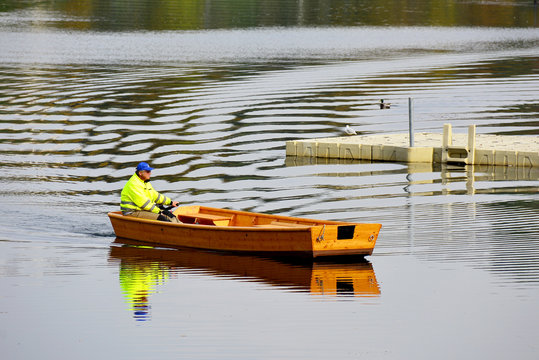 Angestellter der Gew&auml;sseraufsicht im Flachwasserboot