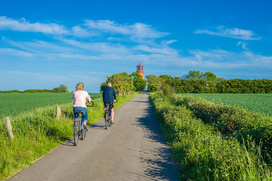 Blick zum Leuchtturm an der Steilk&uuml;ste Staberhuk auf der Insel Fehmarn