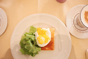 Ei Benedikt und Toast