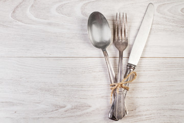 Cubiertos vintage de plata sobre mesa de madera vista de arriba