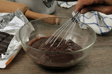 Mélange d'une crème au chocolat avec un fouet de cuisine pour faire une mousse