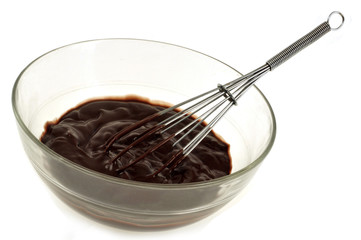 Fouet de cuisine dans un saladier de crème au chocolat 