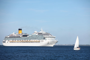 Paquebot et voilier © Stephane Bonnel