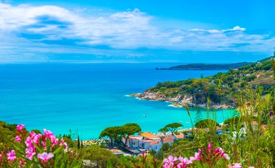 Zelfklevend Fotobehang Panoramisch uitzicht over het strand van Cavoli en de kust op het eiland Elba, Toscane, Italië. © Serenity-H
