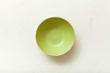 Obraz na płótnie Canvas top view of green bowl on plastering plate
