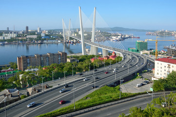 Fototapeta na wymiar Владивосток, вантовый мост через бухту Золотой Рог и вид на мыс Чуркина в июне