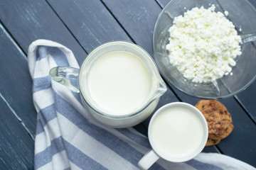 Fototapeta na wymiar milk, cottage cheese - dairy products