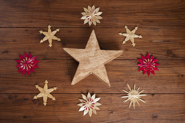 Sterne aus Holz und Stroh