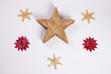 Sterne aus Holz und Stroh