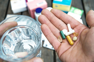 Tabletten einnehmen / Medikamente / Pillen