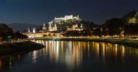 Obraz na płótnie Canvas Old historic city of Salzburg in Austria by night