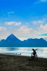 Fototapeta premium Silhouette of a bicycle in front of the evening sky at the coast