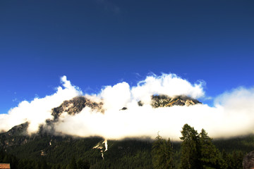 montagne avvolte dalle nuvole - 124619935