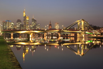 Fototapeta premium Frankfurt-Skyline am Abend