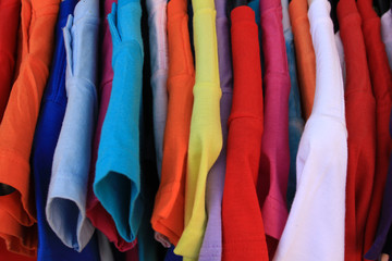 Magliette colorate appese