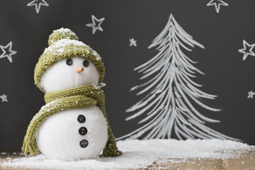 Schneemann vor schwarz weißem Hintergrund