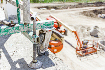 Lateral stabilizer at construction site