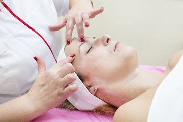 Obraz na płótnie Canvas process of massage and facials in beauty salon