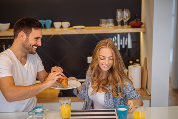Obraz na płótnie Canvas Enjoying breakfast and coffee