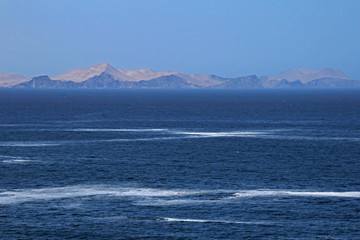 The paracas coast and the ocean, coastal mountains in the background