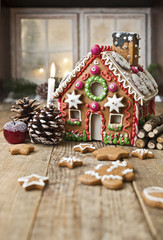 Lebkuchenhaus mit Dekoration