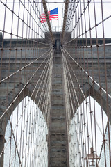 Naklejka premium Crossing the Brooklyn bridge